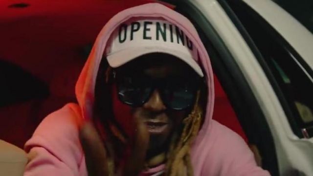 The cap beige Opening of Lil Wayne in the clip Corazon de Maître GIMS feat. Lil Wayne & French Montana