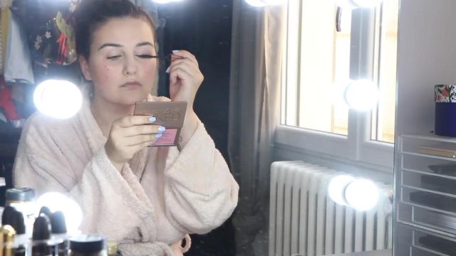 Le mascara Paradise L'Oreal de Léa Coffrant (Je ne suis pas jolie) dans sa video youtube "Get Ready Maman & Bébé"
