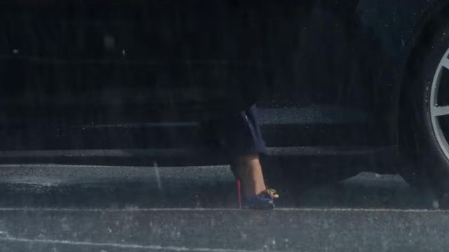 Violet Pompe porté par Emily Nelson (Blake Lively) comme on le voit dans Une Simple Faveur