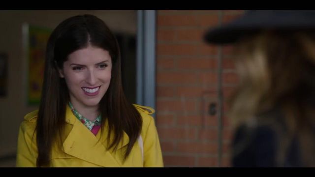 Yellow trenchcoat worn by Stephanie Ward (Anna Kendrick) as seen in A simple favor