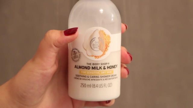 creme shower of the brand "The body shop" seen in the video Night routine 2017 jenesuispasjoli
