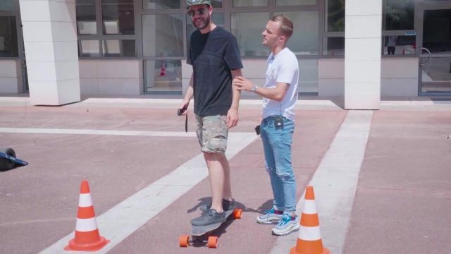 Le skateboard électrique testé par Cyprien dans la vidéo "On teste des véhicules improbables 2" de Bigorneaux & Coquillages (Cyprien & Sqeezie)