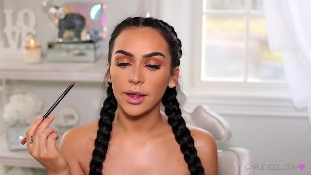 The pencil to ring The Balm of Carli Bybel on his youtube "How I contour and highlight"