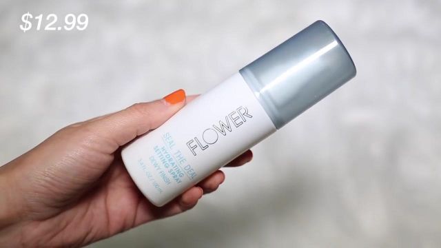 Le Spray Hydratant Flower Beauty utilisé par Carli Bybel sur Drew Barrymore dans sa video youtube  "I did Drew Barrymore's Makeup! OMG!"
