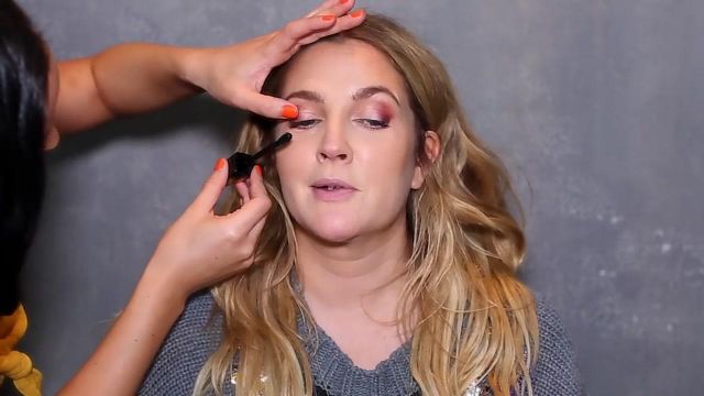 Le mascara Flower utilisée par Carli Bybel sur Drew Barrymore dans sa video youtube "I did Drew Barrymore's Makeup! OMG!"