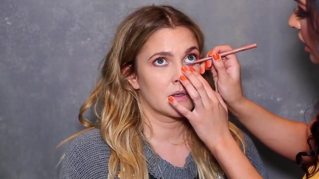 Le crayon pour les yeux Flower utilisée par Carli Bybel sur Drew Barrymore dans sa video "I did Drew Barrymore's Makeup! OMG!"
