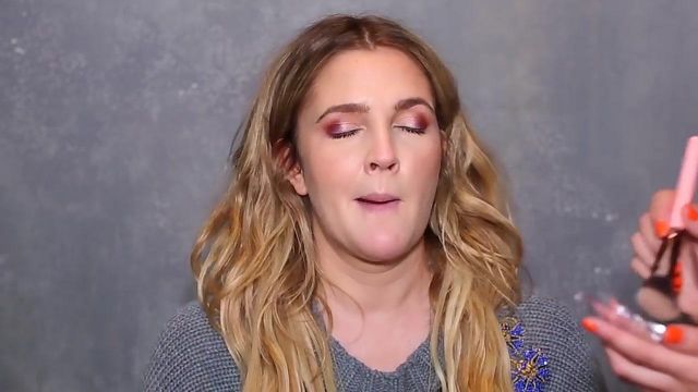 Le blush Flower Beauty utilisé par Carli Bybel sur Drew Barrymore dans sa video youtube "I did Drew Barrymore's Makeup! OMG!"