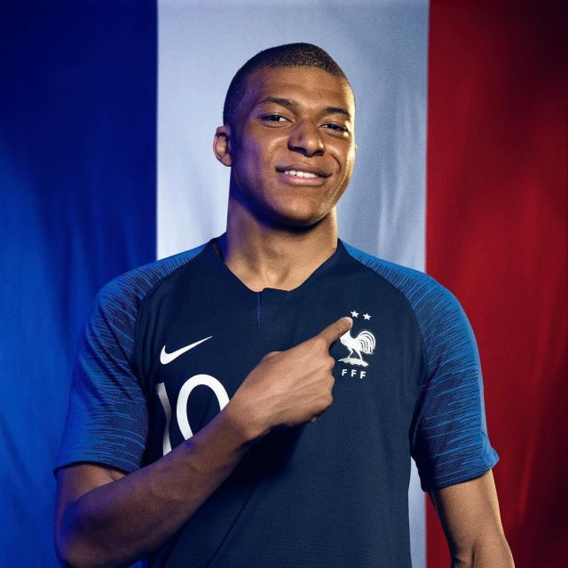 The Nike jersey of the France Team 2018 to two stars worn by Kylian ...