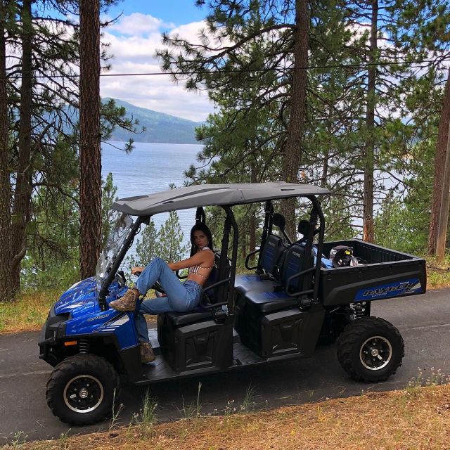 Kendall Jenner Levi's jeans bleu sur son quad dans la forêt sur un Instagram post