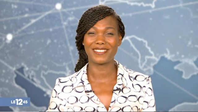The dress blouse printed Mango with Kareen Guiock in The 12:45 to M6 of the 12/07/2018