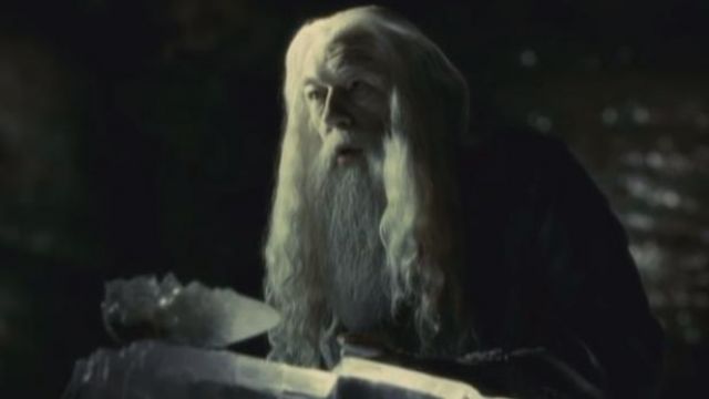 La réplique de la coupe de cristal utilisée par Albus Dumbledore (Michael Gambon) dans Harry Potter et le Prince de Sang Mêlé