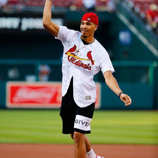 Le bermuda ample à Logo Givenchy porté par Jayson Tatum sur le compte compte Instagram Brkicks