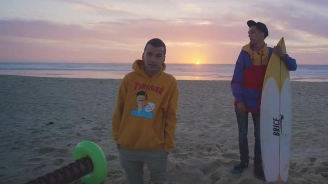 Le sweatshirt jaune orange "Thrasher" de Oli dans le clip Pour un pote de Bigflo & Oli feat. Jean Dujardin