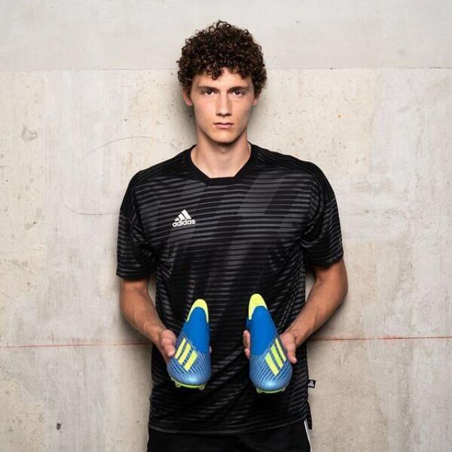 The sneakers blue and yellow Nike X18 presented by Benjamin Pavard on his Instagram