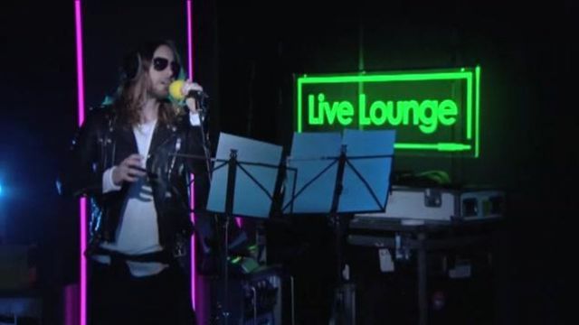 La veste en cuir noire de Jared Leto dans la video "Thirty Seconds To Mars - Stay" de Rihanna (Live Lounge)