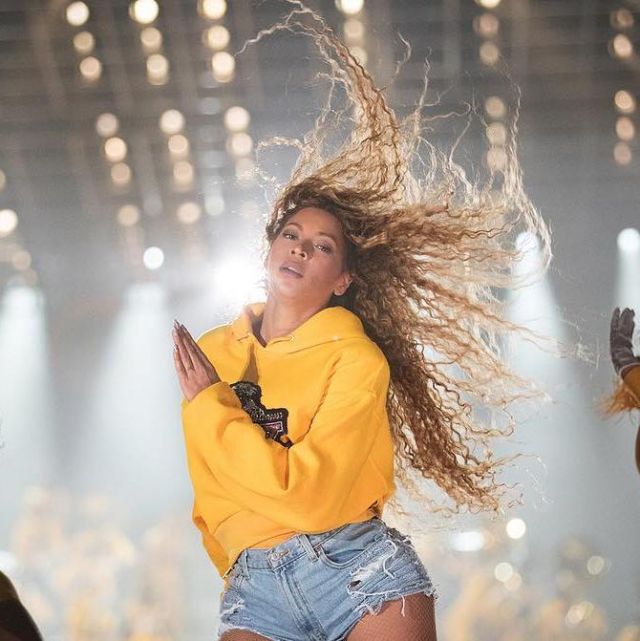 The sweatshirt crop top yellow Beyoncé 
