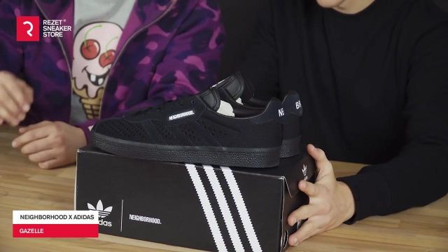 Les baskets noires Adidas dans la vidéo Youtube "Unboxing - Neighborhood x Adidas" par Rezet Sneaker Store