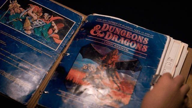 Dungeons & Dragons Expert Livre de Règle comme on le voit dans des Choses plus étranges S01E01