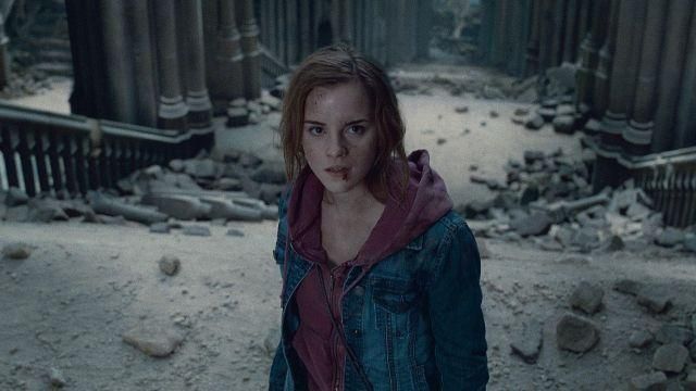Le sweatshirt à capuche rose de Hermione Granger (Emma Watson) dans Harry Potter et les reliques de la mort Part 2