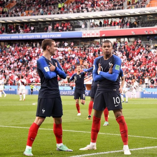 Le maillot équipe de France domicile porté par Kylian Mbappé pendant la Coupe du Monde 2018 (photo Instagram) - Spotern
