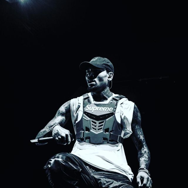 Le Plastron Supreme que porte Chris Brown sur un post instagram