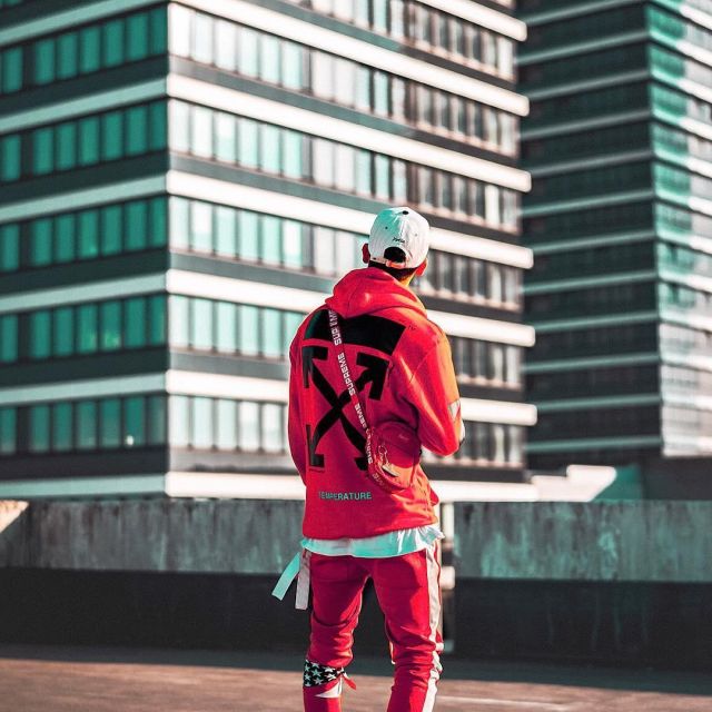 La sacoche supreme rouge que porte l'influenceur Hossein Paker sur son instagram