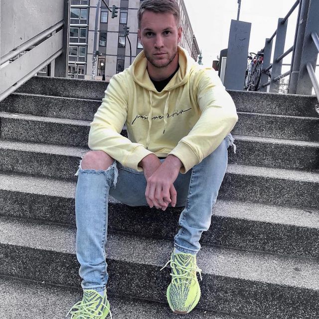 frozen yellow yeezy outfit