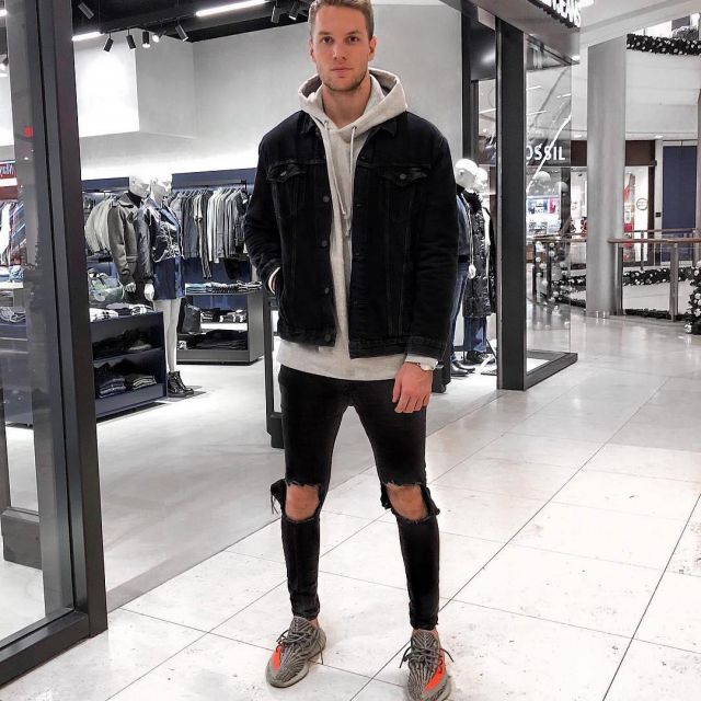 Sneakers grey adidas Yeezy Boost 350 V2 Beluga of the Handball player Nils Kretschmer on his instagram