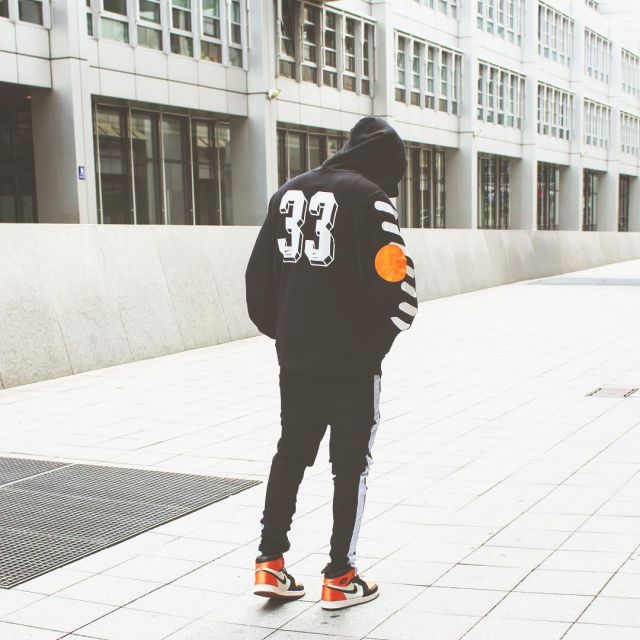 The hoodie black Off white x Nike Lab that brings the influencer Kevin ...