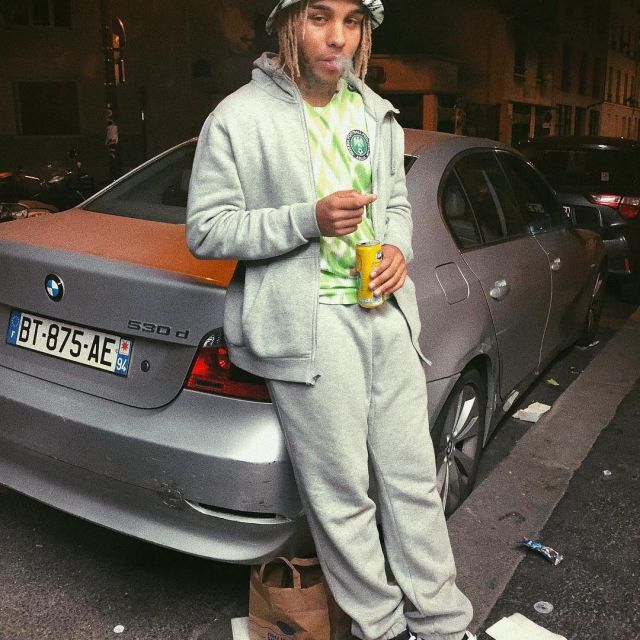 Le pantalon de survêtement gris Nike de Zola sur son compte Instagram