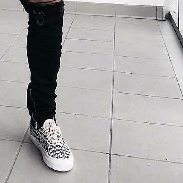 Les sneakers blanches Vans Era 95 DX Fear of God White Black que porte l'influenceur John Melchico-Bronx sur son compte instagram