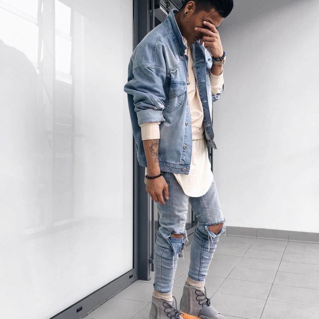 Sneakers grey adidas Yeezy Boost 750 Light Grey Glow In the Dark that brings the influencer John Melchico-Bronx on his account instagram