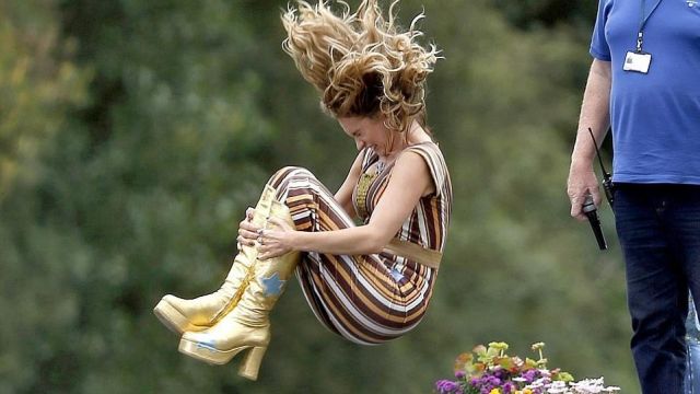 Or genou bottes portées par Donna Sheridan (Lily James) dans Mamma Mia! Ici, Nous Allons À Nouveau !