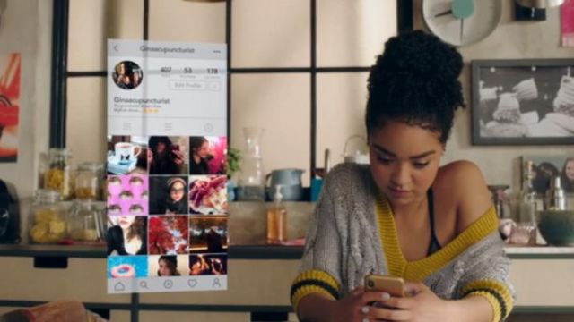 Le pull gris jaune Rag & Bone porté par Kat Edison (Aisha Dee) dans the Bold Type S02E07