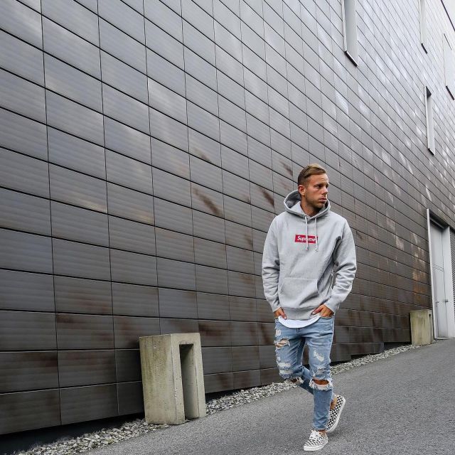 Les sneakers Vans à damier que porte le footballeur Marco Meilinger sur son instagram