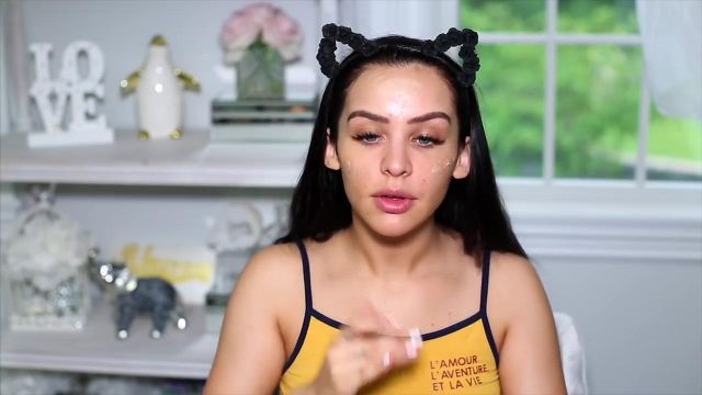 Le débardeur jaune "L'amour l'aventure et la vie" de Carli Bybel dans sa vidéo "Get ready with me : Travel day! ✈️"