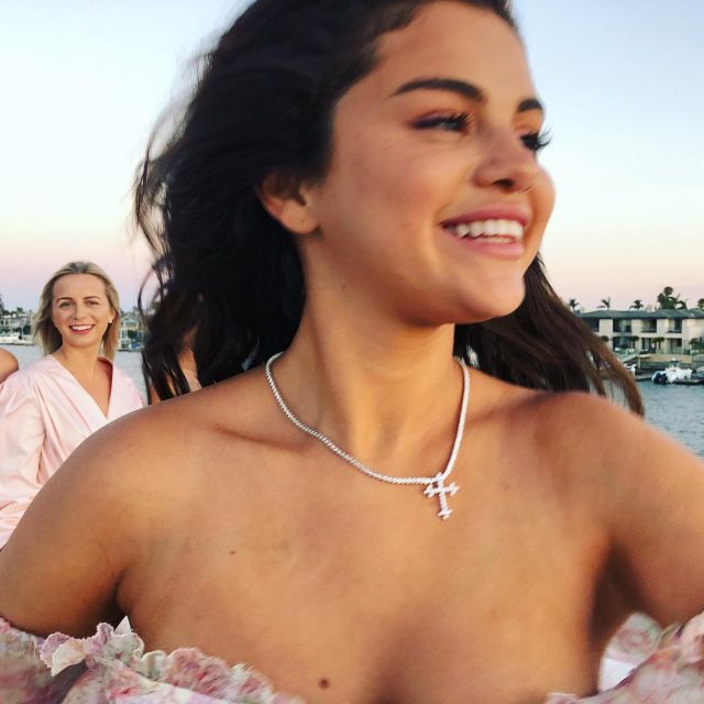 The gold cross worn in pendant Tiffany & co of Selena Gomez on his account Instagram