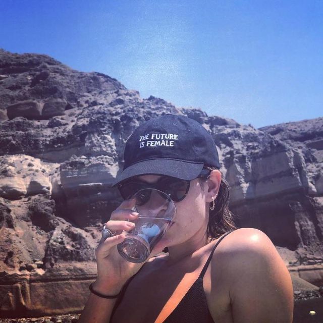 La casquette brodée "The Future is Female" portée par Lily James sur son compte Instagram