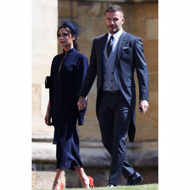 La robe longue noire au col mandarin portée par Victoria Beckham sur son post Instagram