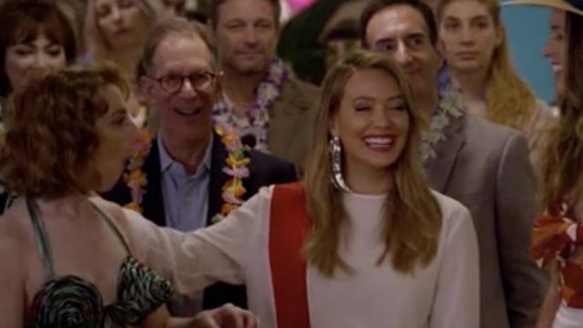 The white top with red stripe Kelsey Peters (Hilary Duff) in Younger S05E02