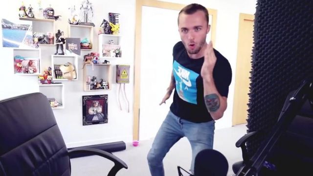 le T-shirt noir Nike Air de Squeezie dans sa vidéo youtube "Ceci est une foire aux questions #2"