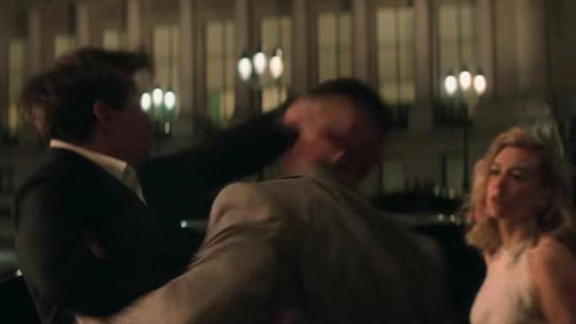The place de la Bourse during the altercation, Ethan Hunt with an enemy in Mission : Impossible - Fallout