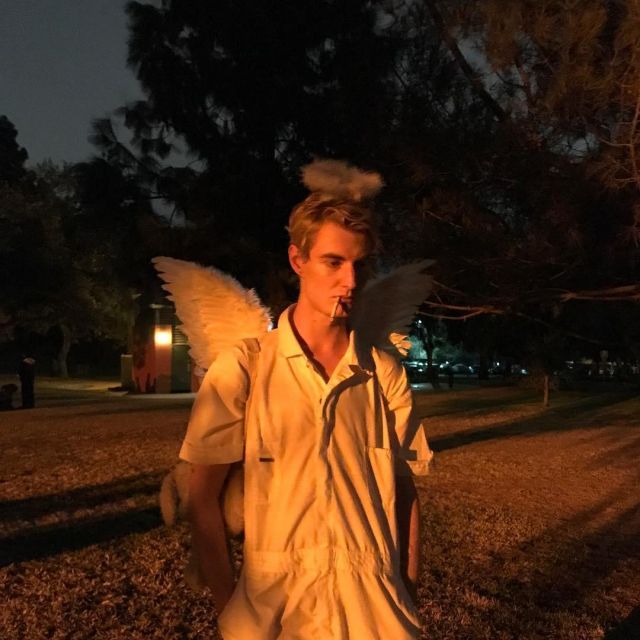 Les ailes d'ange en plumes blanches de Walker Bunting sur le compte Instagram de Lily-Rose Depp