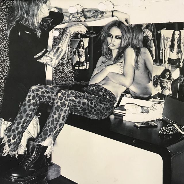 The trouser jean leopard pattern from Lily-Rose Depp on his account Instagram