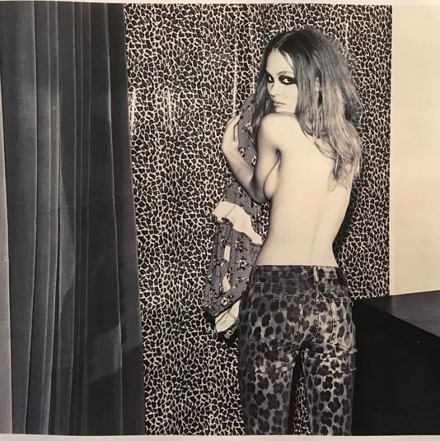 The trouser jean leopard pattern worn by Lily-Rose Depp on his account Instagram