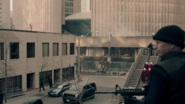 Le Toronto City Hall au Canada d'où s'échappe la Moira dans The Handmaid's Tale S02E01