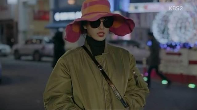 The bomber jacket green No Eul (Bae Suzy) in Uncontrollably Background