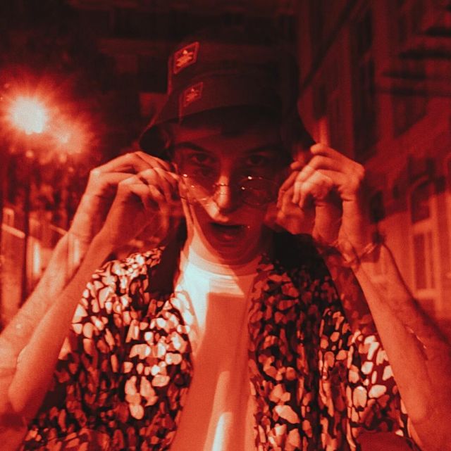 Le bob noir avec patch vu sur le profil Instagram de Seb la frite / capture d'écran de son clip WAW