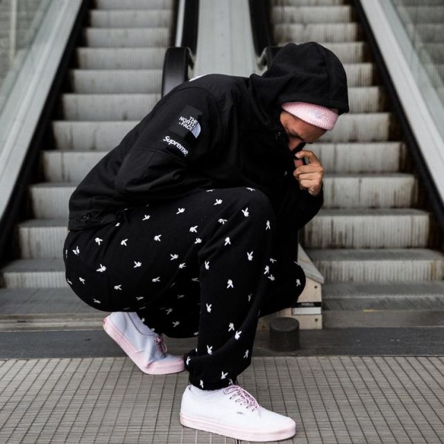 Les sneakers roses Vans Authentic Anti Social Club Get Weird de Mux Jasper sur son instagram