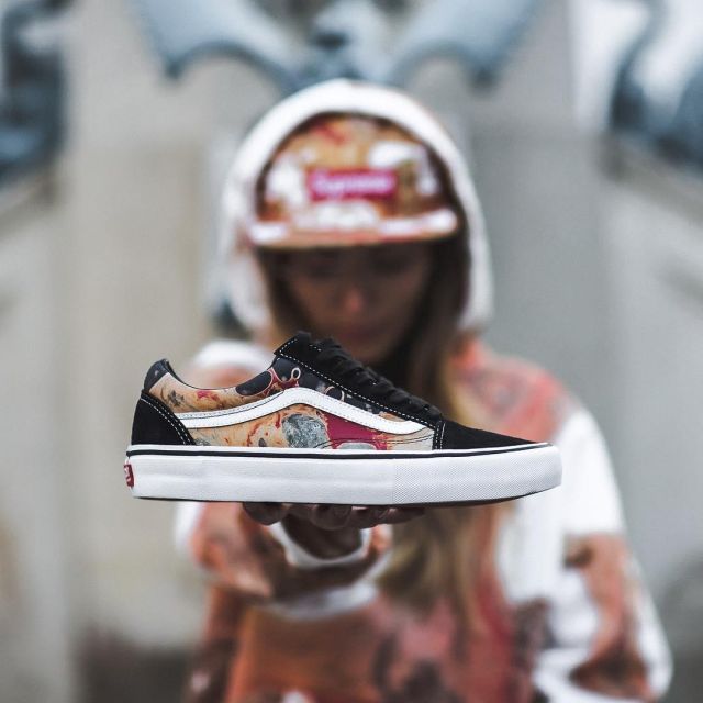 Les sneakers Vans orangées et noires (Andre Serrano) de Mux Jasper sur Instagram